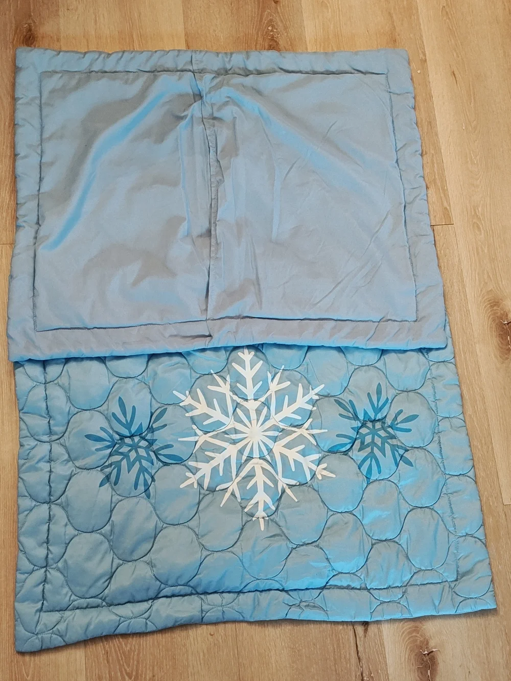 BrylaneHome BH Studio Reversible Quilted Shams - Queen, Snowflake